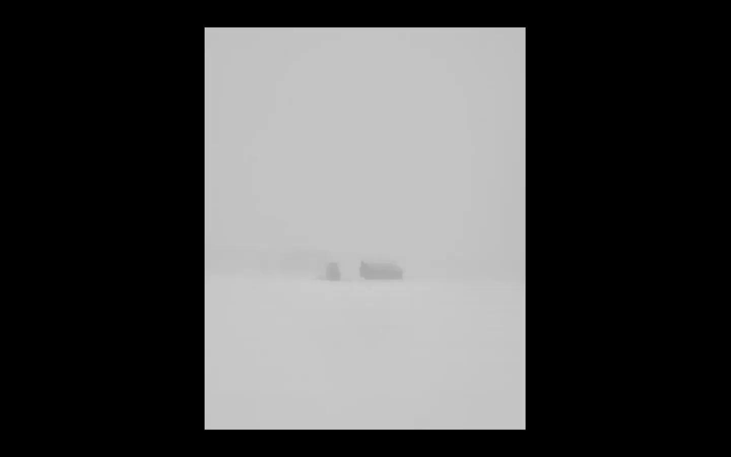 Koko latokuva keskellä.